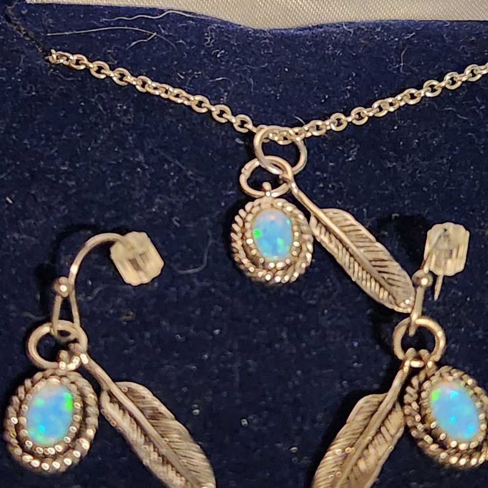 Montana Silversmith's Opal necklace and earrings set. - Picture 2 of 6